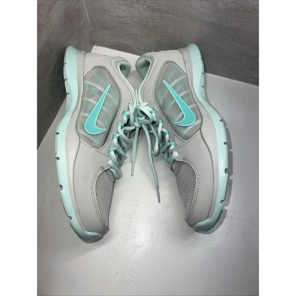 Nike White Mesh Turquoise Cross Training Sneaker Sz. 8.5 MINT!